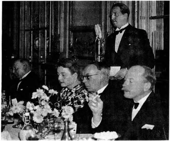 Она же на приеме у короля Швеции в 1943 году ПАСудоплатов он же - фото 69
