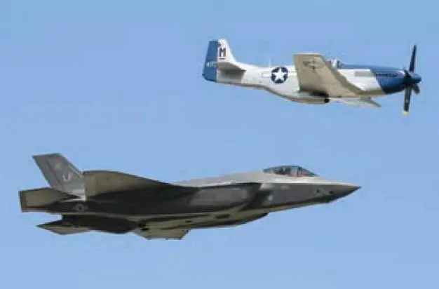 Демонстрационный полет F35A в паре с легендарным истребителем второй мировой - фото 34