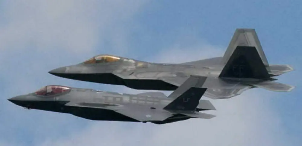 Два истребителя пятого поколения ВВС США F22A и F35A в совместном полете - фото 35