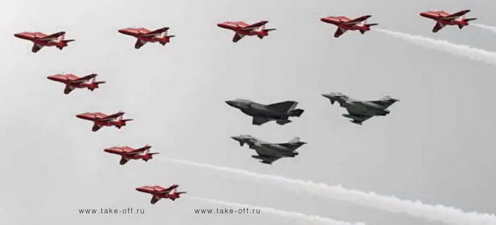 Британский F35B в групповом полете с парой Eurofighter Typhoon и легендарными - фото 37
