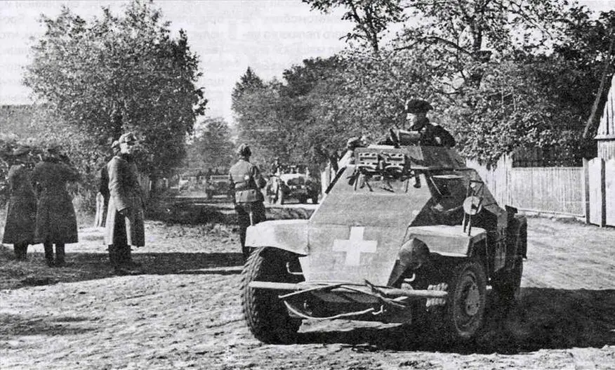 Бронеавтомобиль SdKfz221 на улице польской деревни Сентябрь 1939 года - фото 10