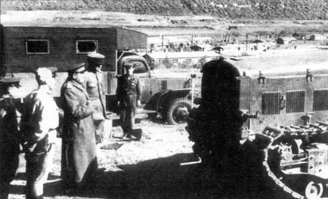 Командир 159й стрелковой дивизии генералмайор Калинин осматривает трофейный - фото 118