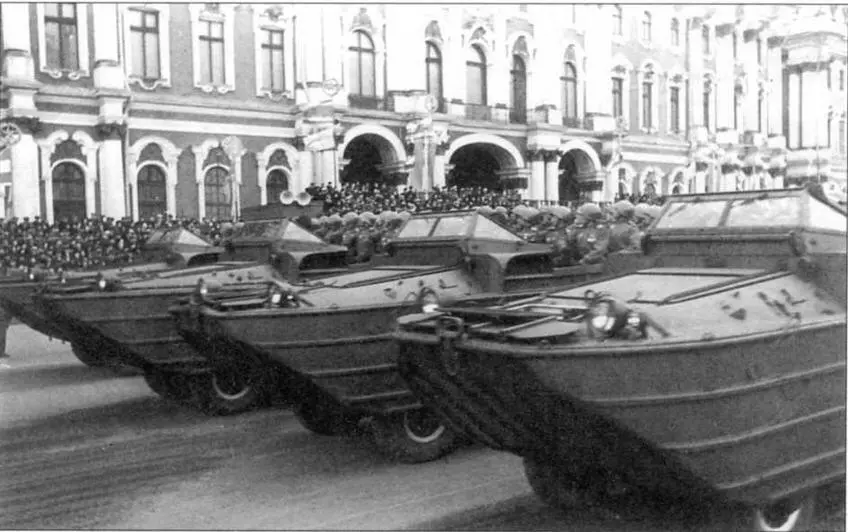 Автомобили амфибии GMC DUKW на Дворцовой площади в Ленинграде 1 мая 1947 года - фото 120