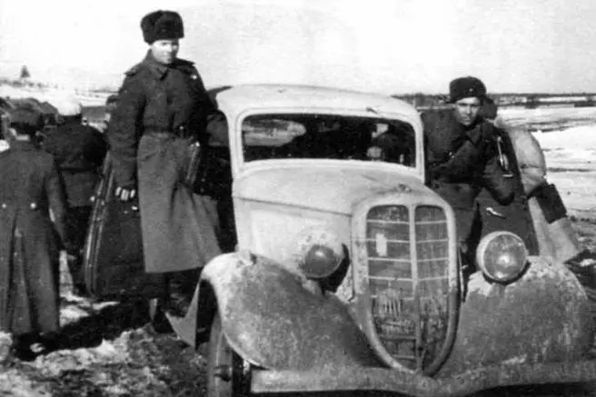 Командир 144й стрелковой дивизии полковник ФДЯблоков на подножке своего - фото 17