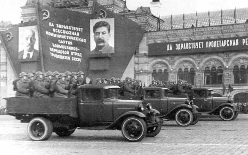 Пехота на грузовиках ГАЗАА проходит по Красной площади 7 ноября 1936 г - фото 36