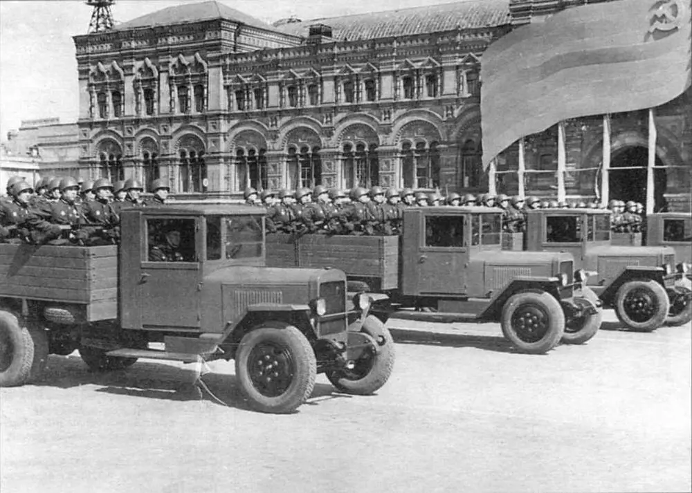 На Красной площади пехота на грузовиках ЗИС5В Парад Победы 24 июня 1945 г - фото 56