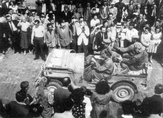 Слева Виллис на улице Бухареста 1944 год Ветровое стекло машины откинуто - фото 81
