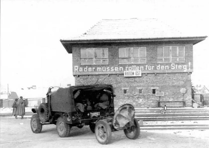 Части Красной Армии вступают в польский город Радом 1945 год Автомобиль Додж - фото 87