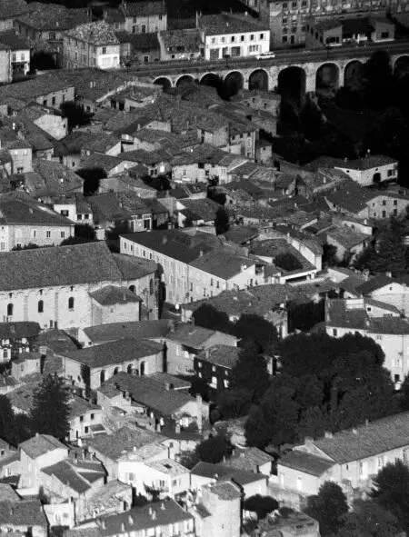 Восток Запад Во Франции я легко отличала коммунистические районы от - фото 70