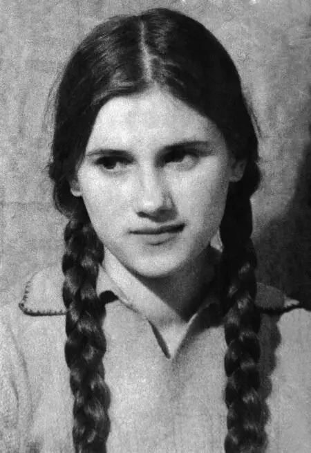 Нина Георгиевна Батяйкина в юности Мама поэта Мама поэта во дворе дома - фото 5
