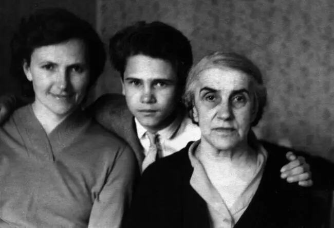 Школьные годы 7 класс Юрий с бабушкой Александрой Константиновной справа и - фото 10