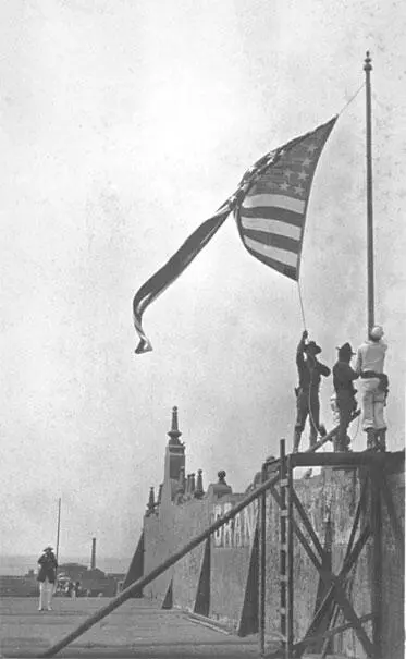 Американские интервенты поднимают флаг США в Веракрусе 1914 г Уэрта - фото 17