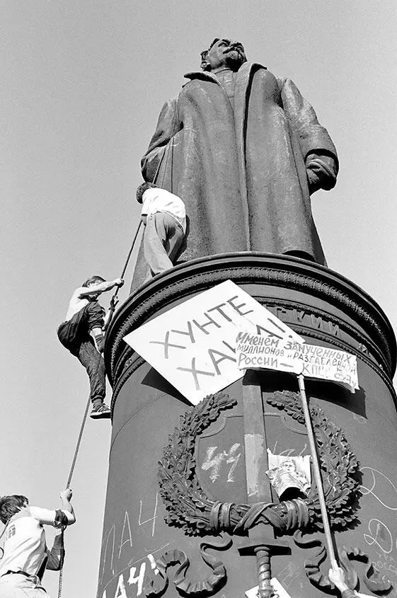 Попытка сноса памятника Феликсу Дзержинскому во время митинга в августе 1991 - фото 11
