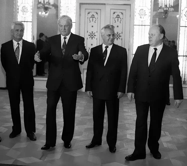 Президент РФ Борис Ельцин второй слева президент Украины Леонид Кравчук - фото 16