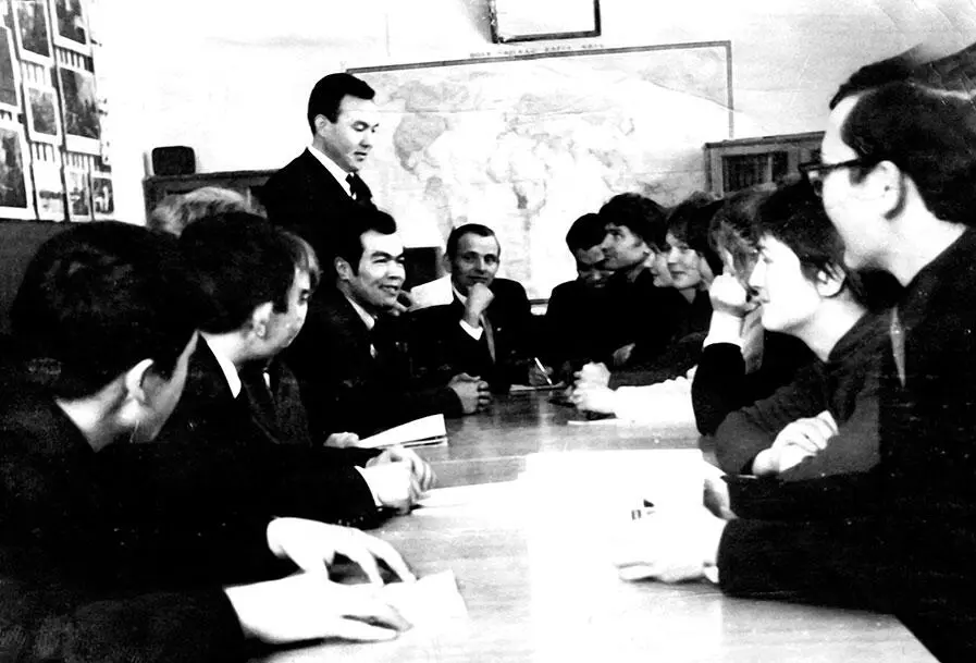 Заседание Темиртауского горкома комсомола 1970 г На молодого комсомольского - фото 36