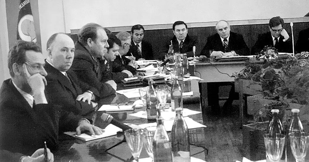 На совещании Второй секретарь Карагандинского обкома партии Н А Назарбаев - фото 38