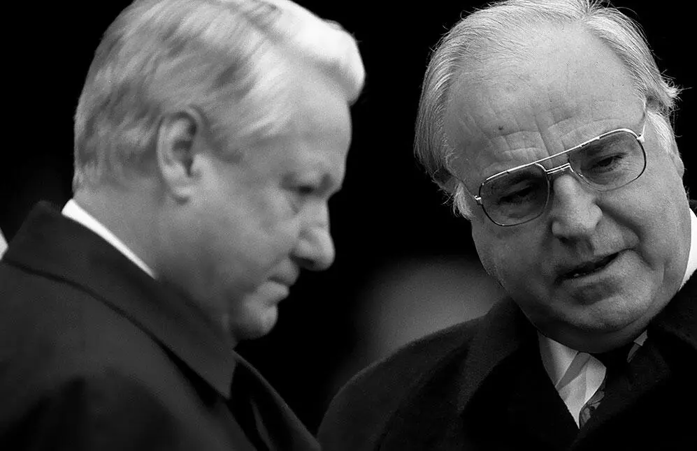 Президент России Борис Николаевич Ельцин слева и федеральный канцлер Германии - фото 70