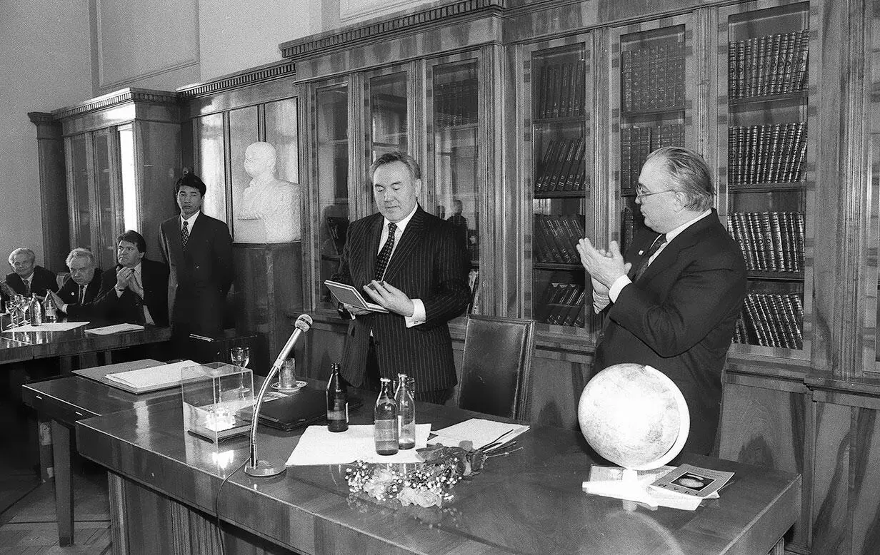 Памятная лекция в МГУ Март 1994 г г Москва Позицию казахстанской стороны - фото 86