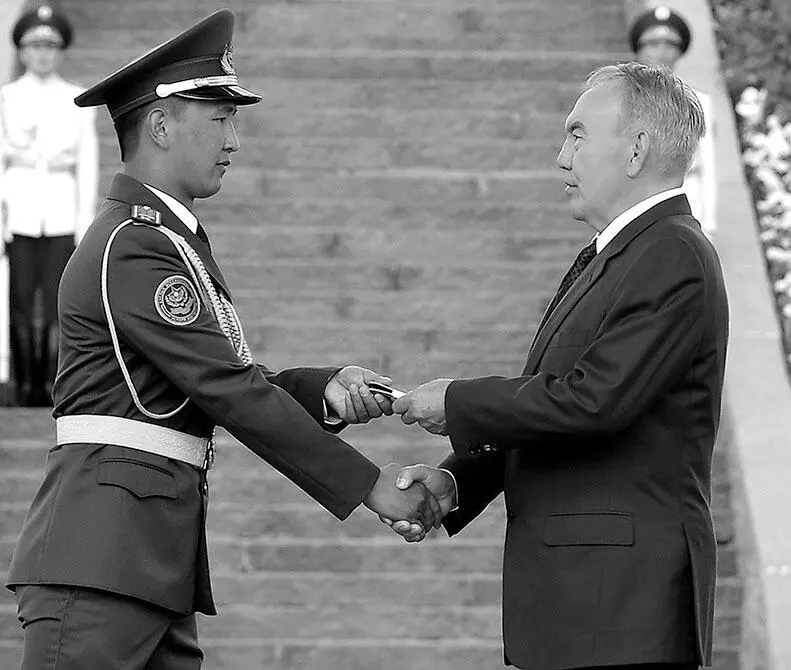Погоны из рук Президента В рамках ДКБ в 1995 году было подписано соглашение о - фото 87