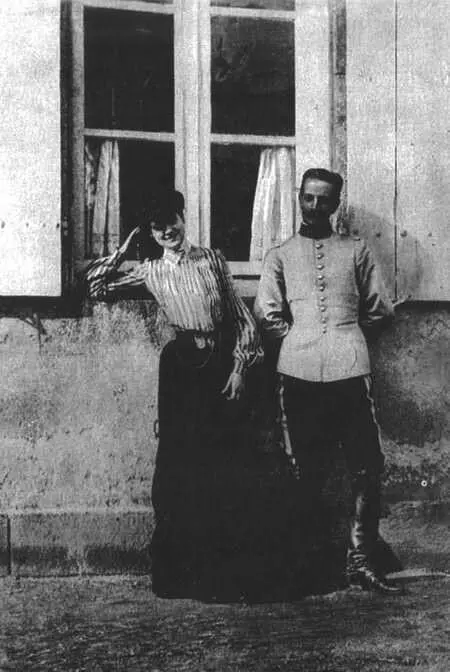 Габриэль Шанель в 1903 году с одним из поклонников Ноты песенки Элизы Фор - фото 5