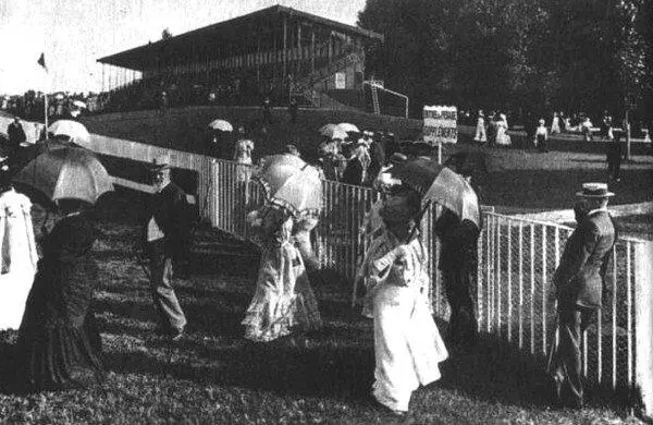 На скачках в Довиле 1907 г Шанель в 1909 году в скромном наряде и блузе - фото 9