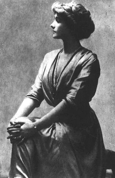 Шанель в 1909 году в скромном наряде и блузе воспитанницы монастыря - фото 10