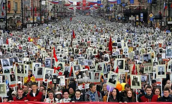 9 мая 2014 г Бессмертный полк на Невском проспекте в СанктПетербурге Чем - фото 23