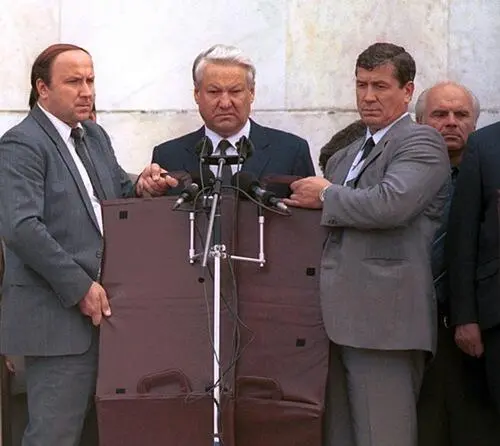 Коржаков охраняет Ельцина слева от него в августе 1991 г Владимир - фото 58