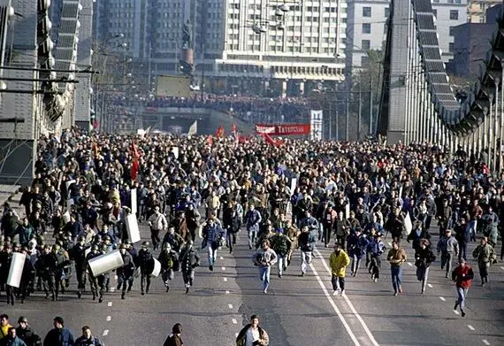 На Крымском мосту Участники митинга на Октябрьской площади прорвавшие - фото 79