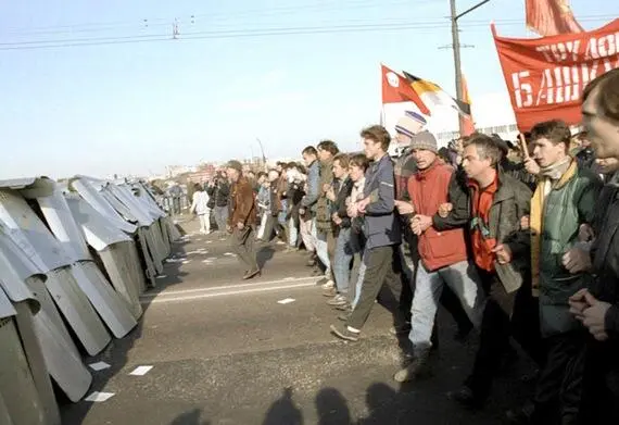 Участники митинга на Октябрьской площади прорвавшие оцепление ОМОНа у - фото 80