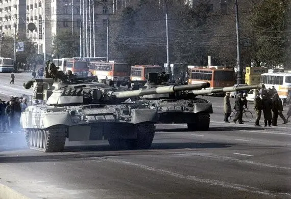 Колонна танков готовая пересечь Новоарбатский мост Начался штурм здания Дома - фото 88