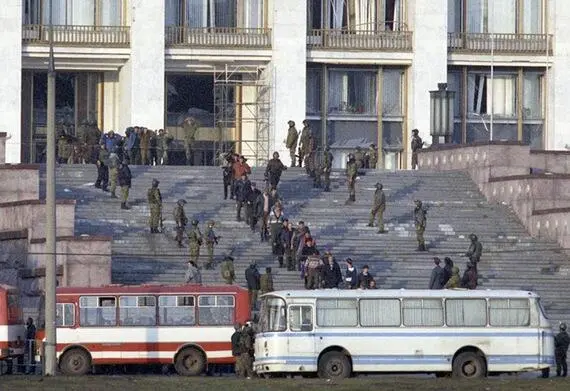 Альфа выводит людей из здания Белого дома После 3 октября 1993 г Октябрь - фото 97