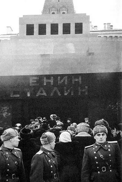 Красная площадь 1950е Почему народ победивший Гитлера не смог ответить - фото 101