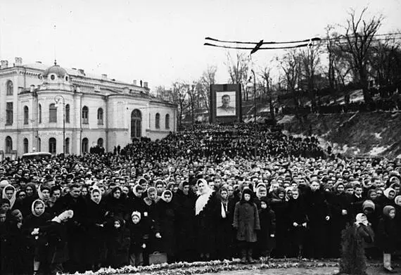 Киев 9 марта 1953 г Люди слушают трансляцию из Москвы с похорон Сталина - фото 105