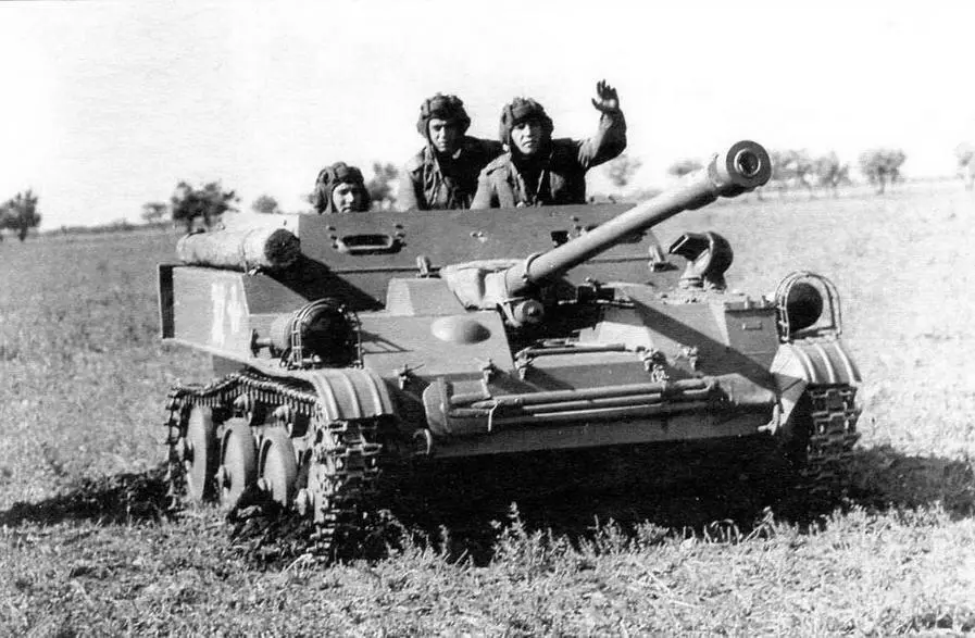 АСУ57 занимает огневую позицию 1945 год АСУ85 поддерживают десантников в - фото 32