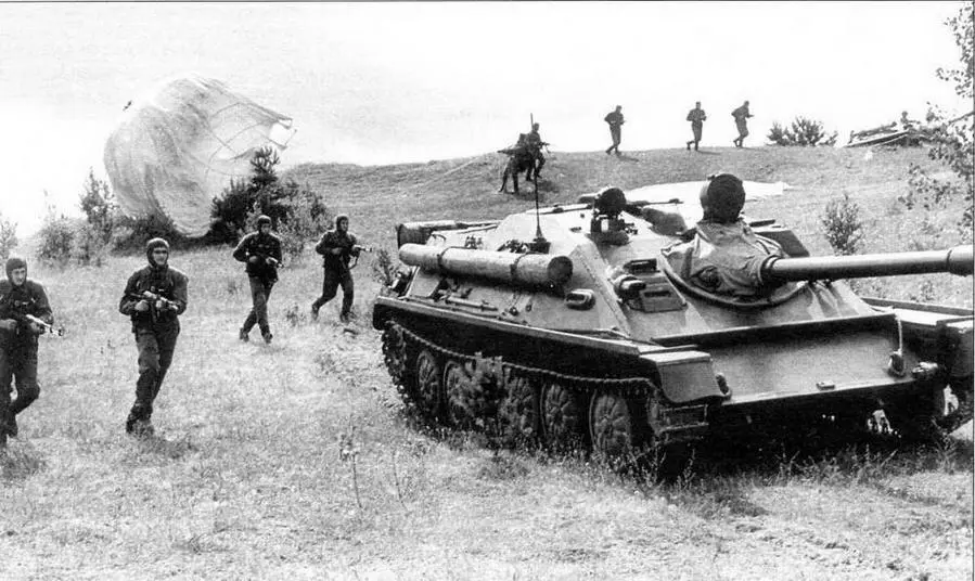 АСУ85 поддерживают десантников в учебной атаке 1965 год Десантировались они - фото 33