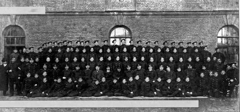 Выпускники кронштадтской Школы юнг Шестнадцатый справа в третьем ряду Яаак - фото 1