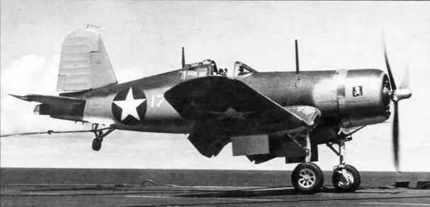 F4U1 из эскадрильи VF17 на авианосце Банкер Хилл 1943 г Пара - фото 52