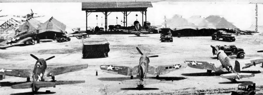 Fla переднем плане истребители F4U1 и F6F3 За ними видна ремонтная - фото 55
