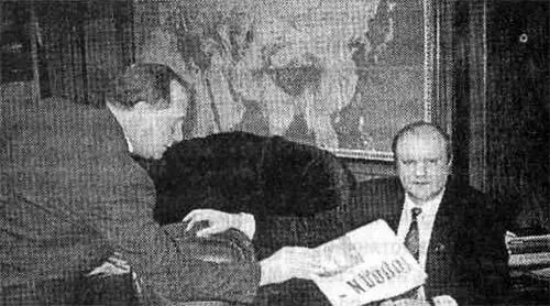 Л Иванченко и Г Зюганов в рабочем кабинете лидера КПРФ 1996 г N Тяготение - фото 7