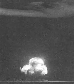 Атомный взрыв на атолле Тринити 16 июля 1945 г испытание первой американской - фото 117