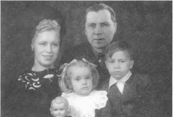 Семья в полном составе 1950 год Летом Муза с детьми поехала на отдых в Анапу - фото 131