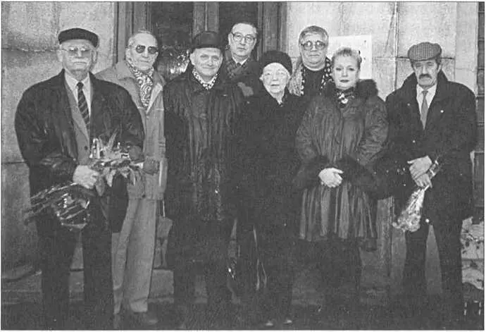 Они пришли навестить своих родителей Ю Колесников Л Воробьёв А - фото 173