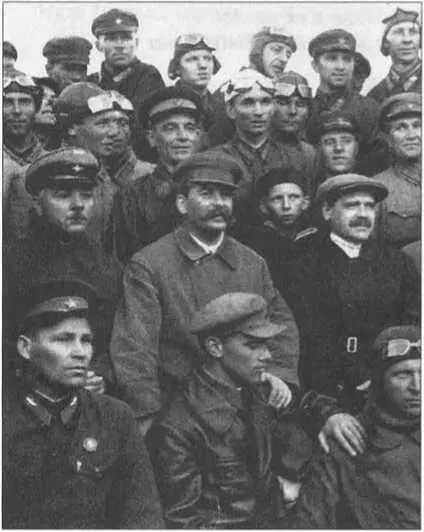 Сталин Ворошилов и авиаконструктор Яковлев среди лётчиковспортсменов на - фото 58