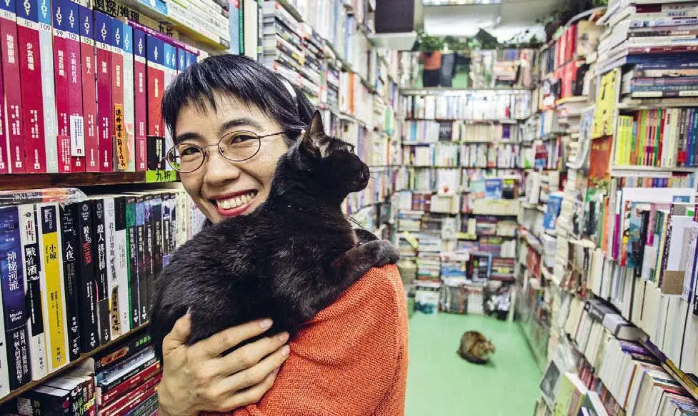 У госпожи Чан один из самых необычных книжных магазинов в мире Непонятно - фото 5