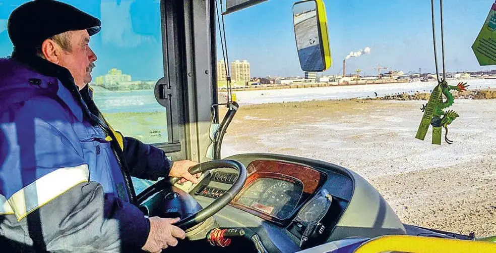 Зимой водитель автобуса летом капитан катера Возле последнего есть - фото 34