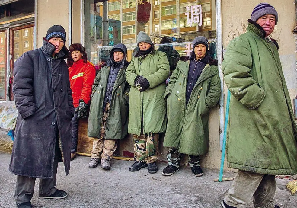 Китайские крестьяне носят старые военные шинели они дешевые и теплые - фото 35