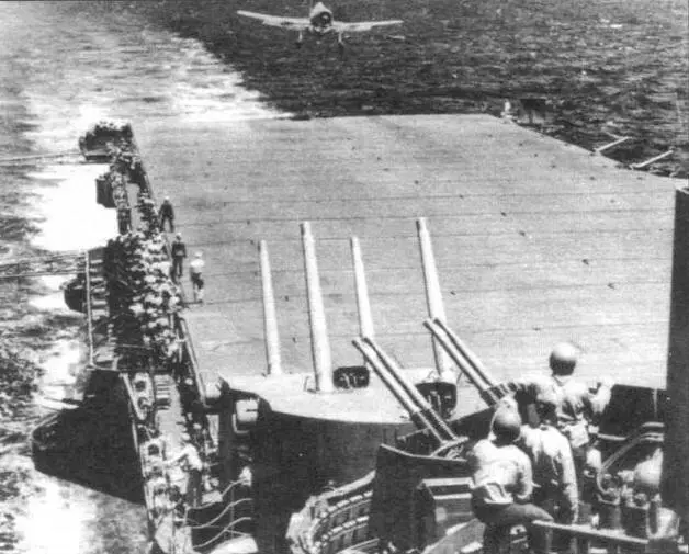 Посадка истребителя Хэллкет на палубу Лексингтона 19 июня 1944 г - фото 28
