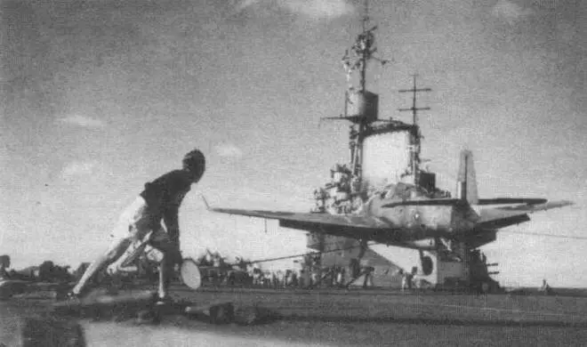Посадка торпедоносца Эвенджер на палубу авианосца Илластриес 17 мая 1944 - фото 30