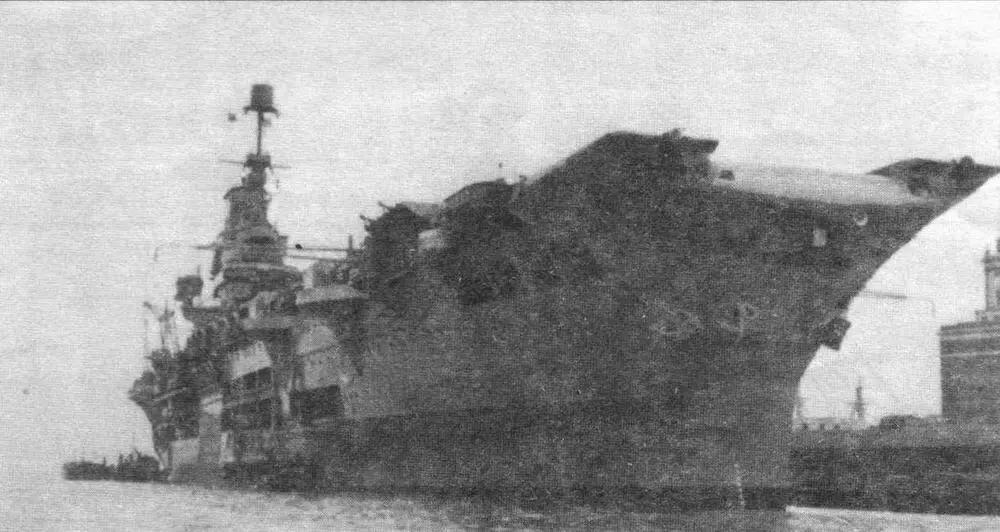 Арк Ройял 1940 г Авианосец уклоняется от бомб итальянских самолетов - фото 15